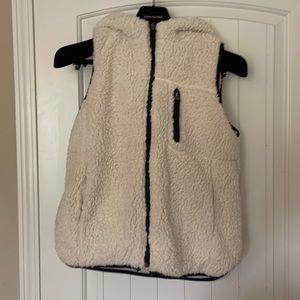 Thread+supply Sherpa hooded vest like new